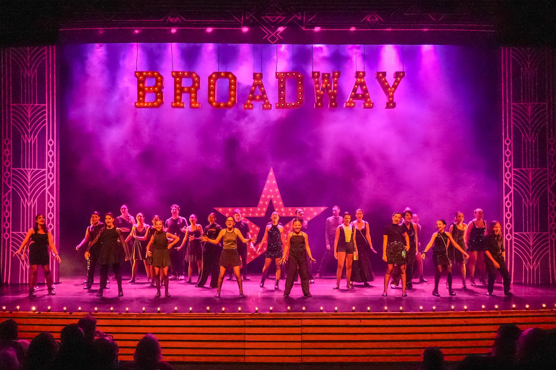 Elenco completo sob o letreiro Broadway no Showtime