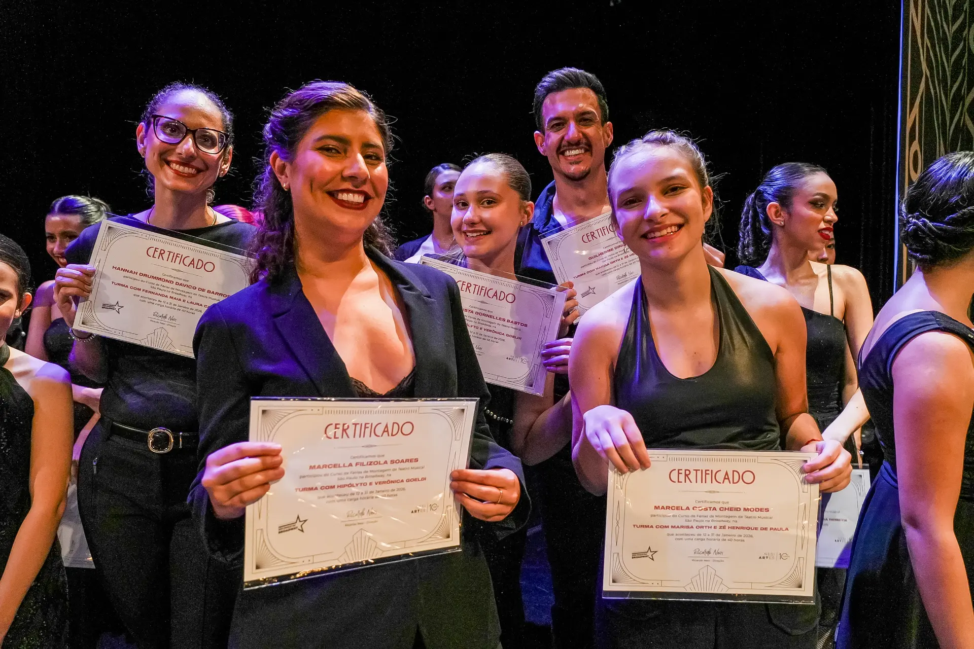 Alunos com seus certificados após o Showtime